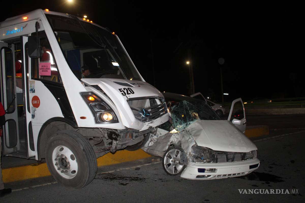 Queda joven prensado al invadir carril y ser embestido por un transporte de personal, en Saltillo