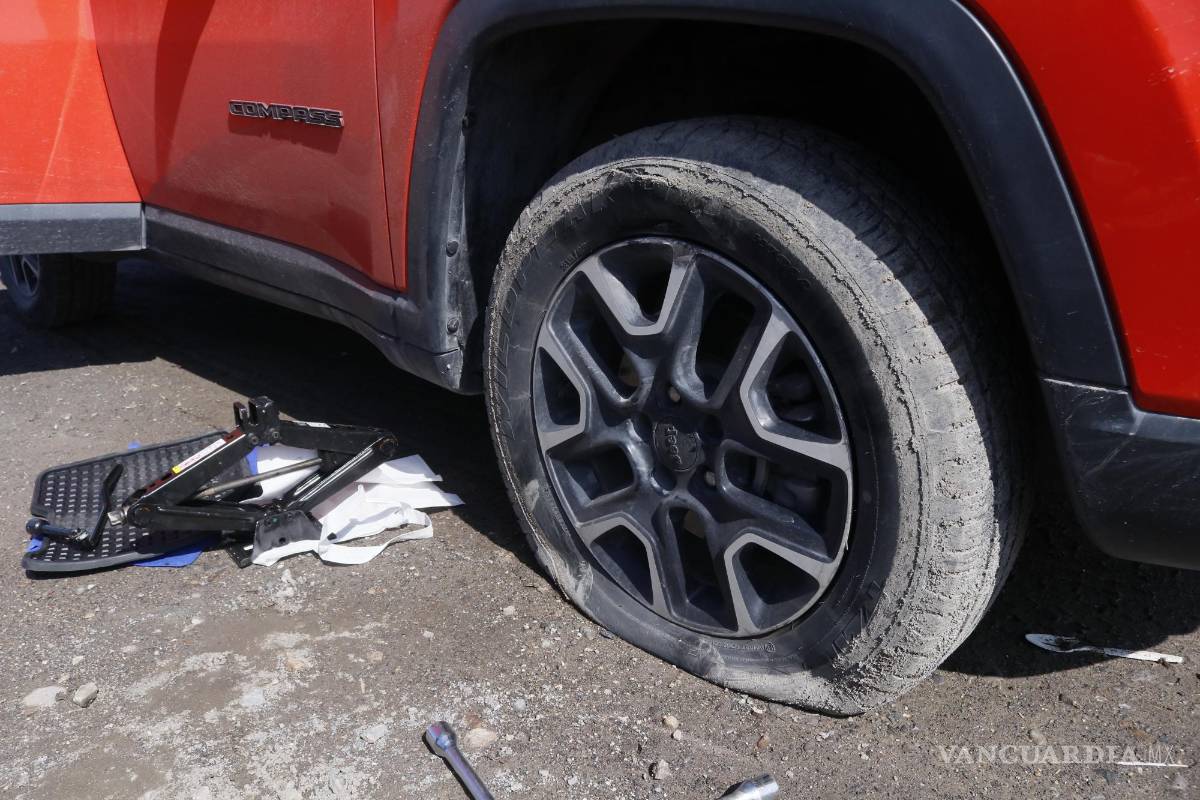 $!Llantas ponchadas dejan los baches.
