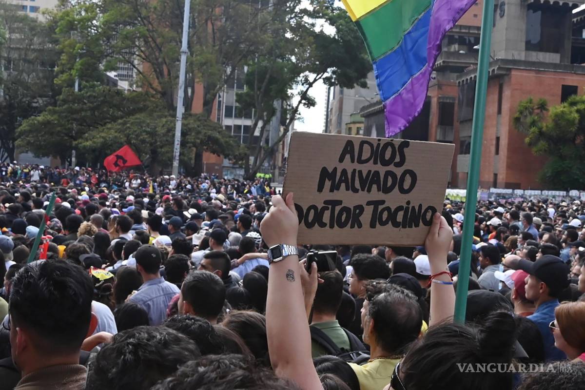 $!Simpatizantes del presidente Gustavo Petro celebran la investidura del mandatario en el Parque de los Periodistas en Bogotá, Colombia.
