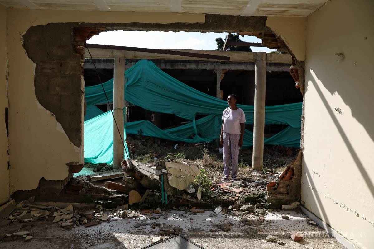$!Eucaris Zamora se ve ante su casa destruida durante un ataque con drones de una rama disidente de las antiguas FARC, en Robles, Colombia.