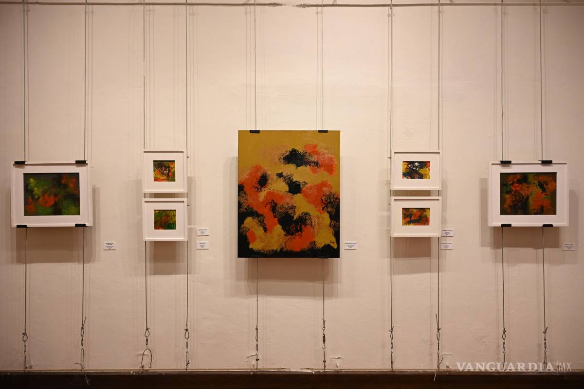 $!Autoridades culturales y visitantes acompañaron a Grizelda Tamez durante la apertura de su exposición “Espacio y Pensamiento” en Saltillo.