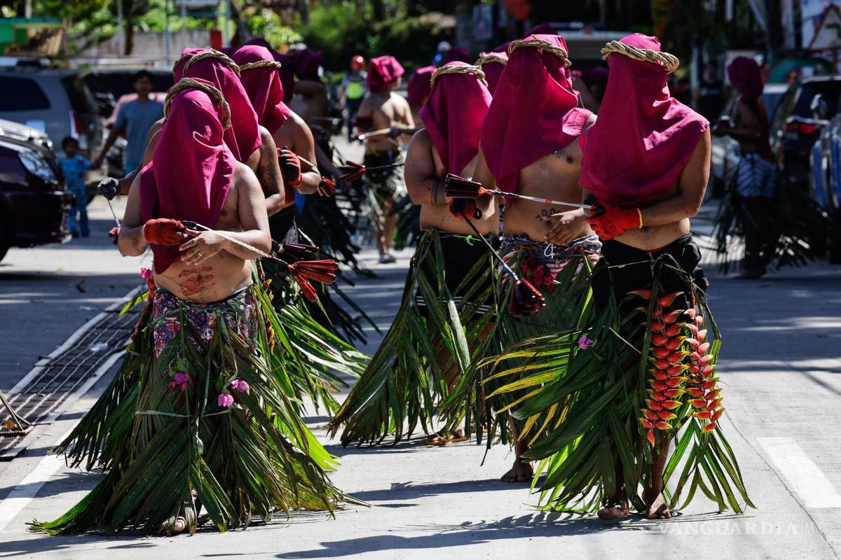 $!Los penitentes católicos se azotan mientras recorren las comunidades para celebrar el Viernes Santo en la ciudad de Kalayaan, Filipinas.