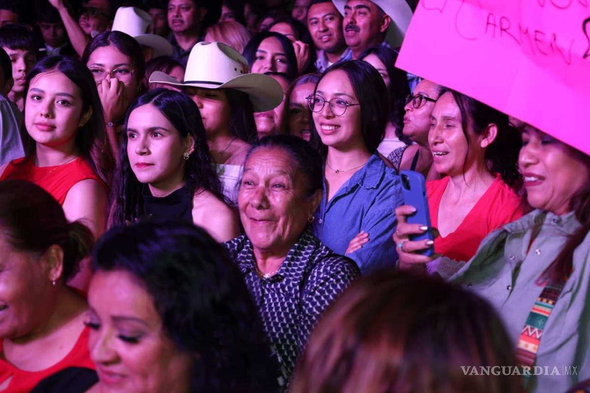 $!El público cantó y bailó los grandes éxitos de Los Invasores de Nuevo León en una noche de música, convivencia y entretenimiento familiar.
