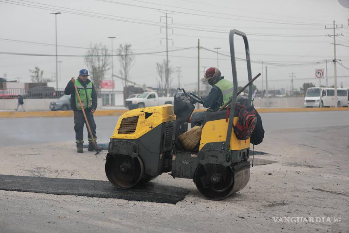 $!En la colonia Morelos, cuadrillas municipales retiraron basura, maleza y desechos acumulados en distintos callejones.