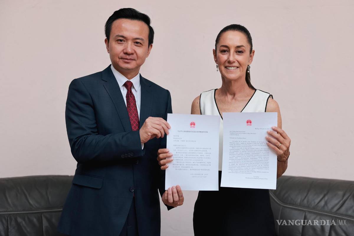 $!La próxima presidenta de México, Claudia Sheinbaum (d), acompañada del embajador chino, Zhang Run (i), tras una reunión en la Ciudad de México (México).