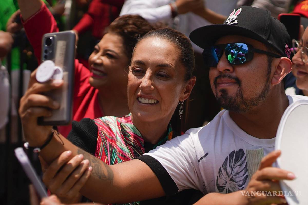 $!La aspirante presidencial mexicana Claudia Sheinbaum, saluda a sus partidarios al llegar a un mitin de campaña en la Ciudad de México, el jueves 16 de mayo de 2024.