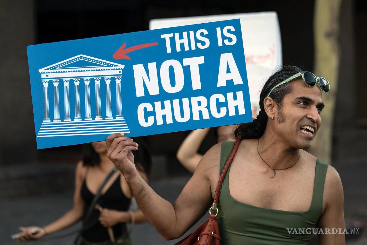$!Una persona sostiene una pancarta mientras los manifestantes a favor del aborto protestan tras la decisión de la Corte Suprema en Los Ángeles, California.