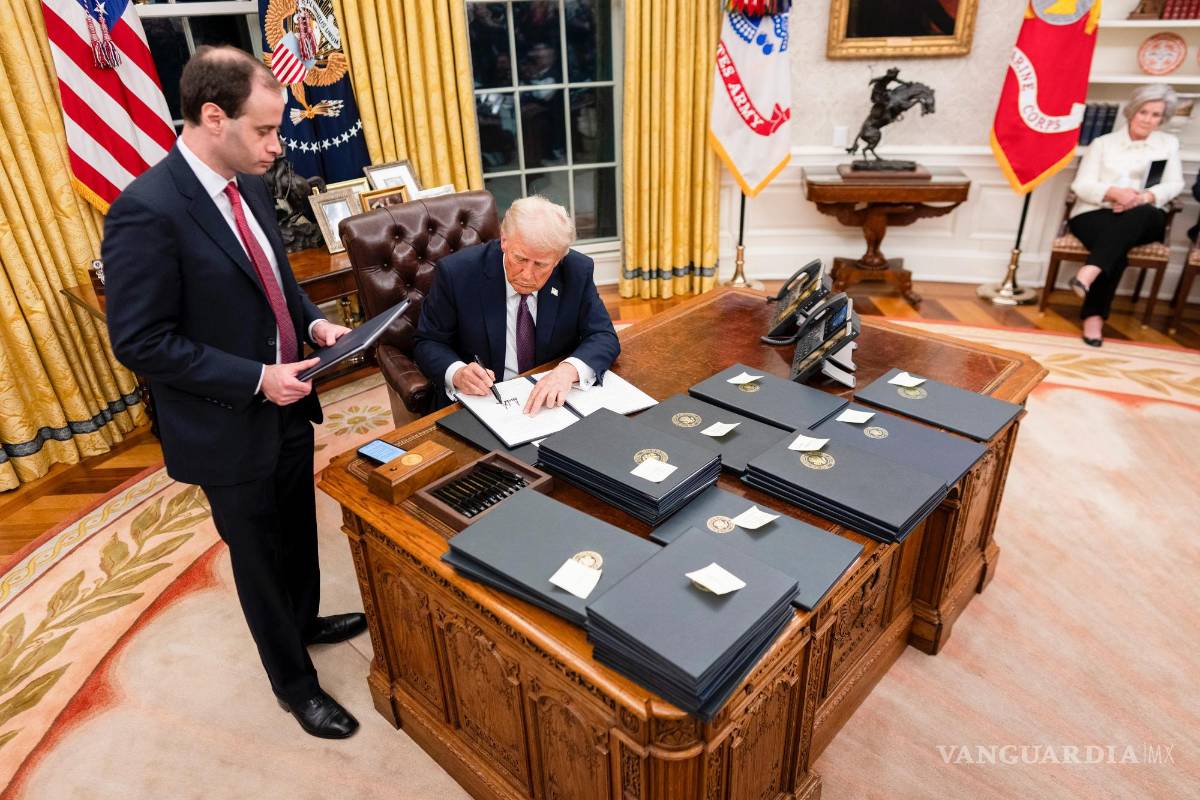 $!Donald Trump firma órdenes ejecutivas. “No se trata de que lleguen turistas y toquen un trozo de arena y de repente haya ciudadanía”, dijo Trump.