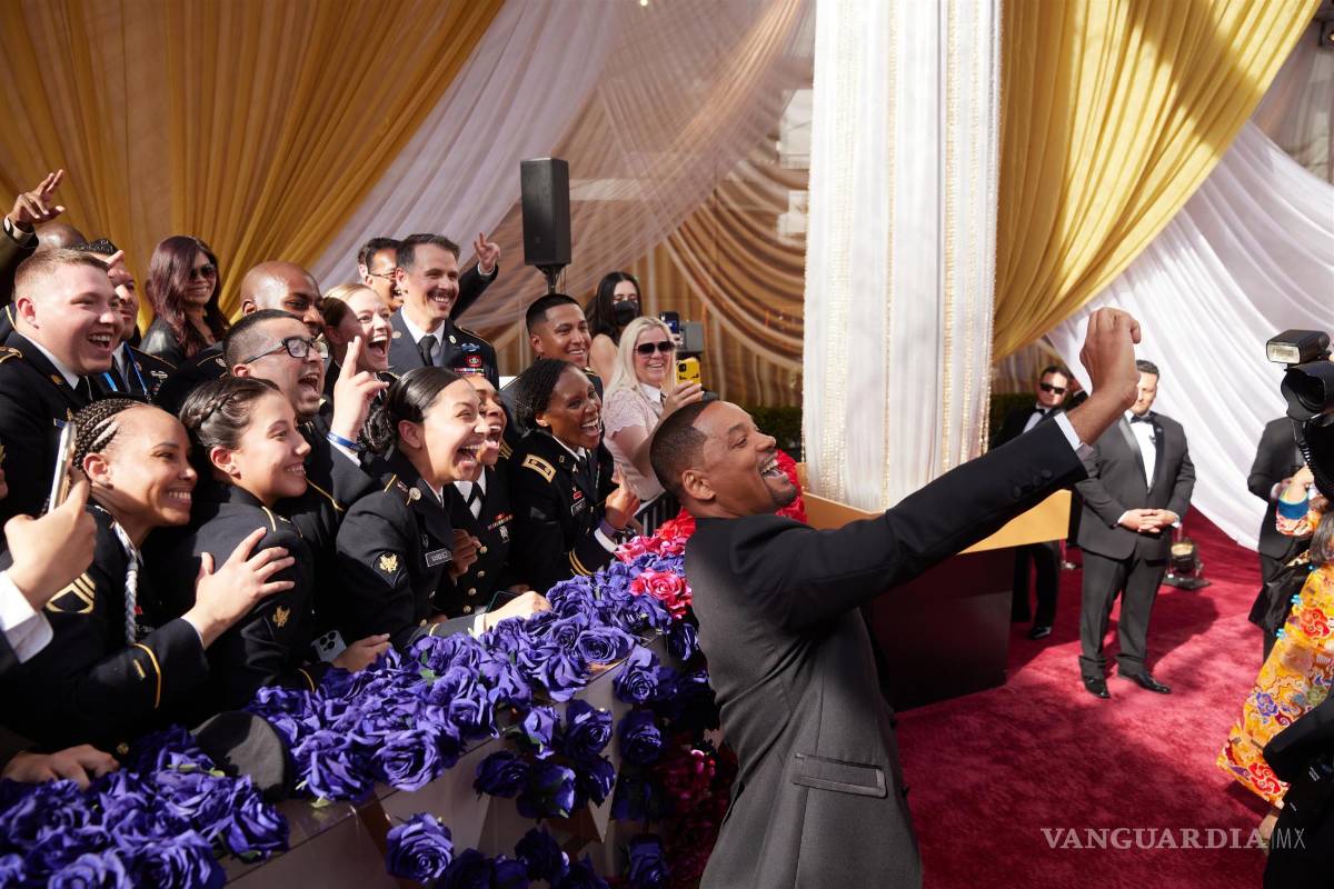 $!Antes del incidente con Chris Rock, Will Smith convivió con sus fanáticos en la alfombra roja.