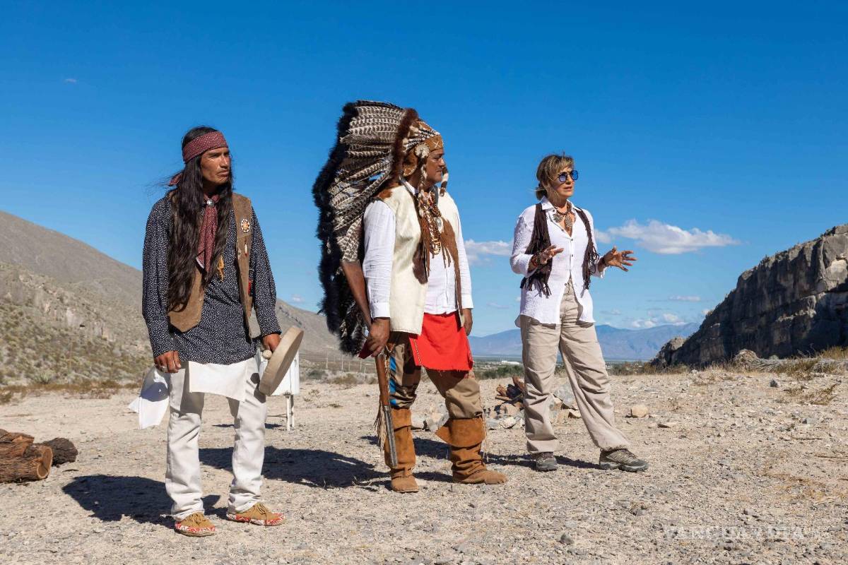 $!Mariana Yáñez junto a integrantes de la comunidad Ndé en Cuatro Ciénegas, en un esfuerzo por reconocer a la comunidad apache en México.