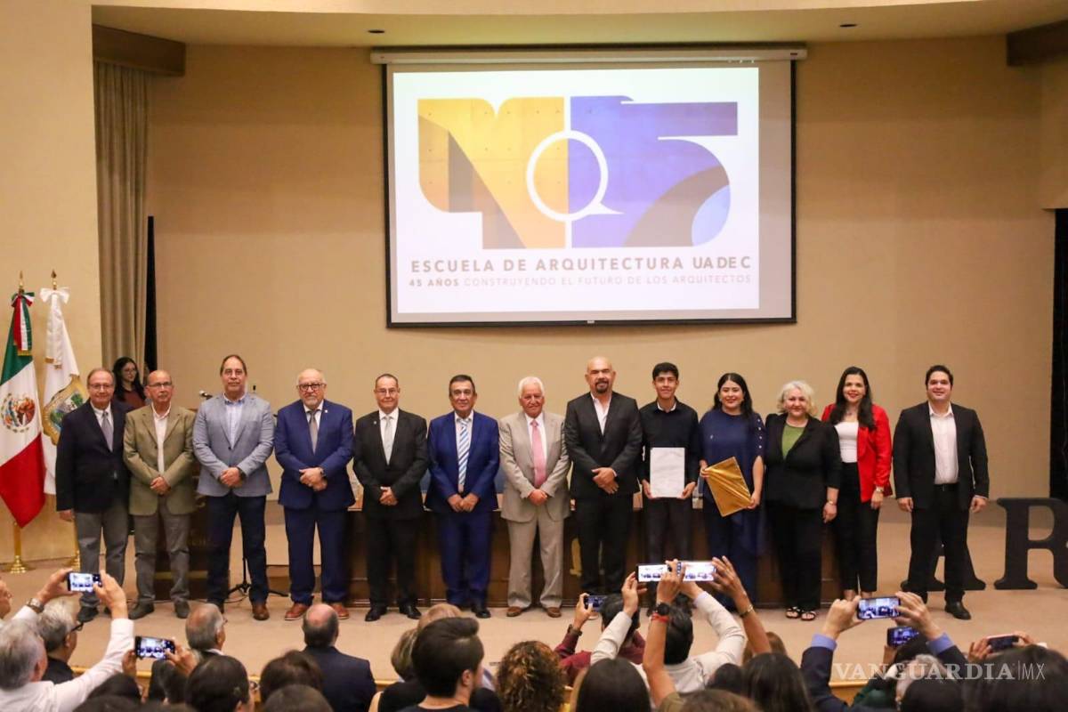 $!Representantes de autoridades estatales y municipales, directivos universitarios y estudiantes participaron en la ceremonia inaugural del aniversario.