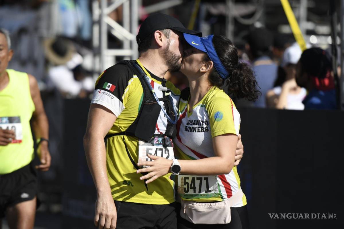 $!Le dan el ‘Sí’ en el 21K Coahuila; novio propone matrimonio en la línea de meta