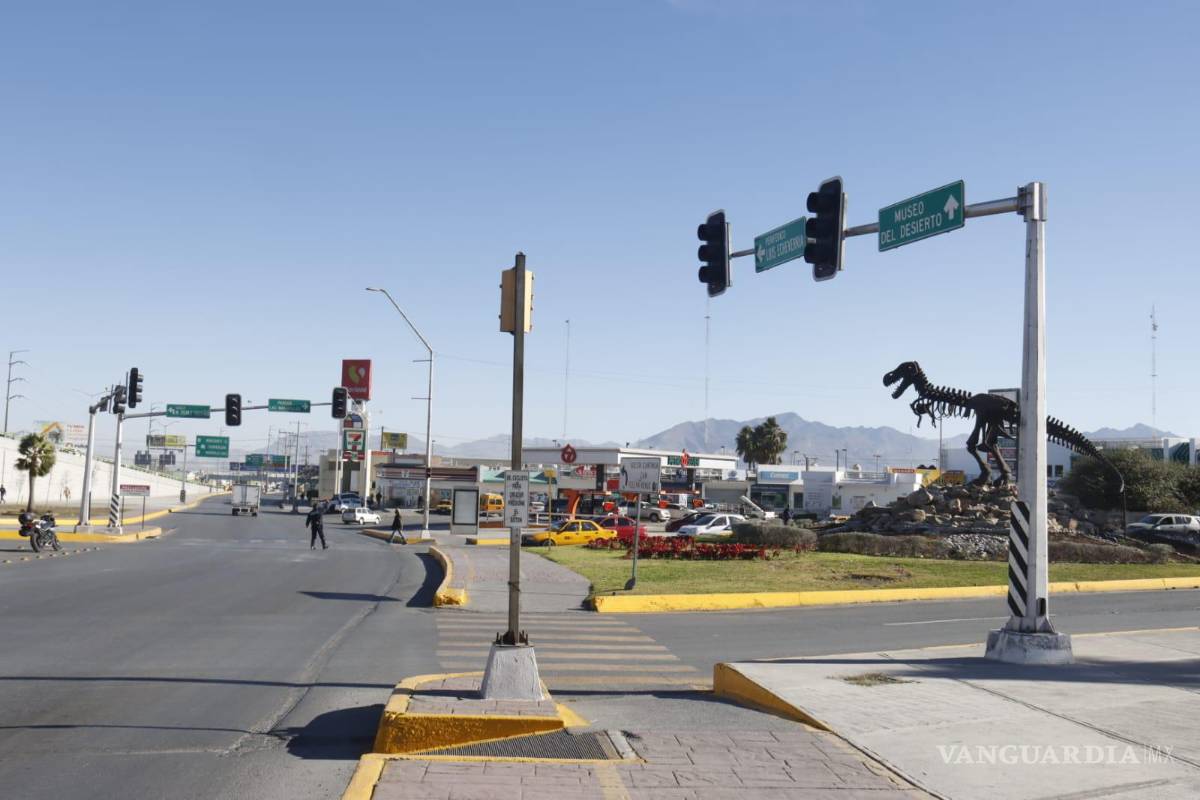 $!Semáforos en diversos puntos de Saltillo se encontraban sin funcionar aun para las 12:00 horas del lunes.