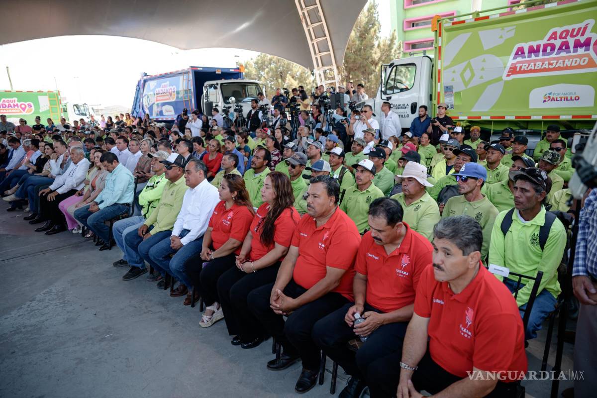 $!“Saltillo es una de las ciudades más limpias y bonitas de México gracias al trabajo de su personal de servicios primarios”, destacó el gobernador Manolo Jiménez durante la entrega de unidades.