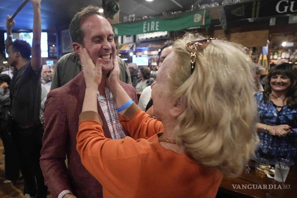 $!El político de Delaware Schuyler VanValkenburg, a la izquierda, recibe una muestra de afecto de una seguidora en una fiesta electoral el martes 7 de noviembre de 2023 en Glenn Allen, Virginia. (AP Foto/Steve Helber)