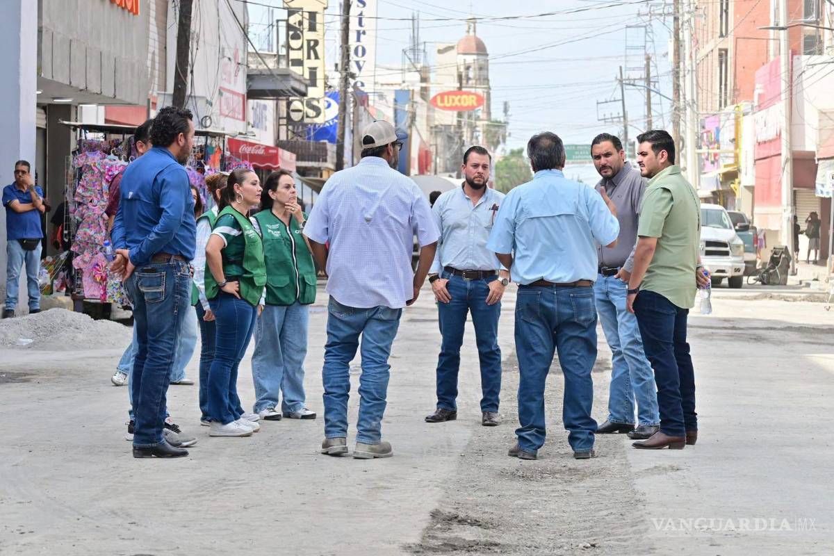 $!El alcalde Carlos Villarreal Pérez recorrió constató los avances de la obra.