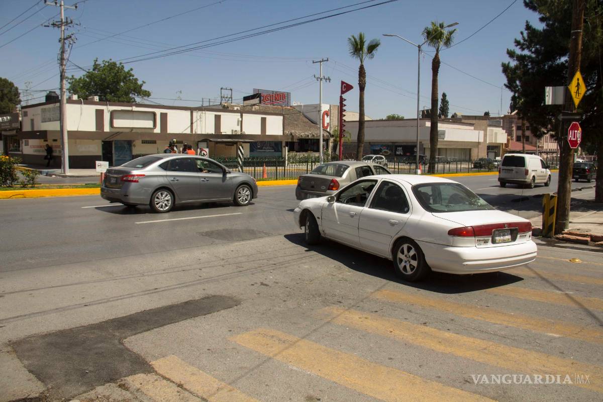Cierran camellón del V. Carranza de Saltillo para proteger a universitarios