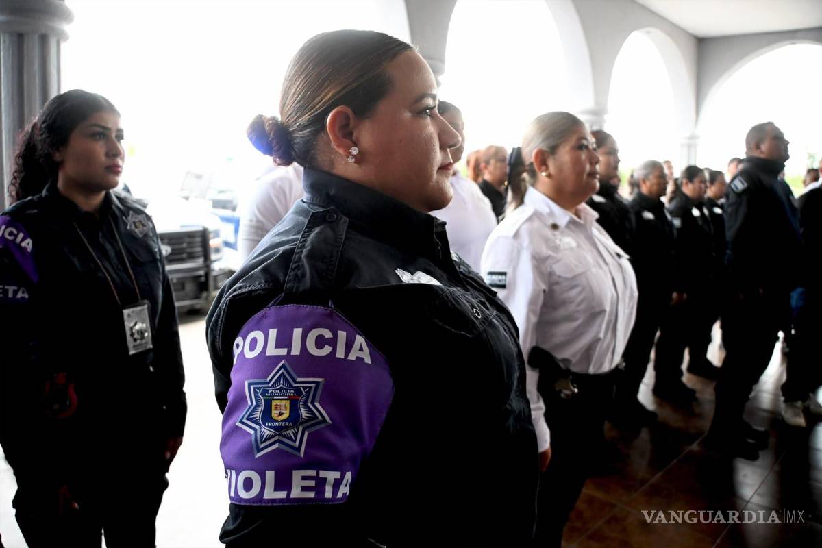 $!Durante el pase de lista, la alcaldesa Sara Irma Pérez Cantú reiteró el llamado a los elementos de la Policía Municipal para desempeñar su labor con profesionalismo y respeto a los derechos humanos.