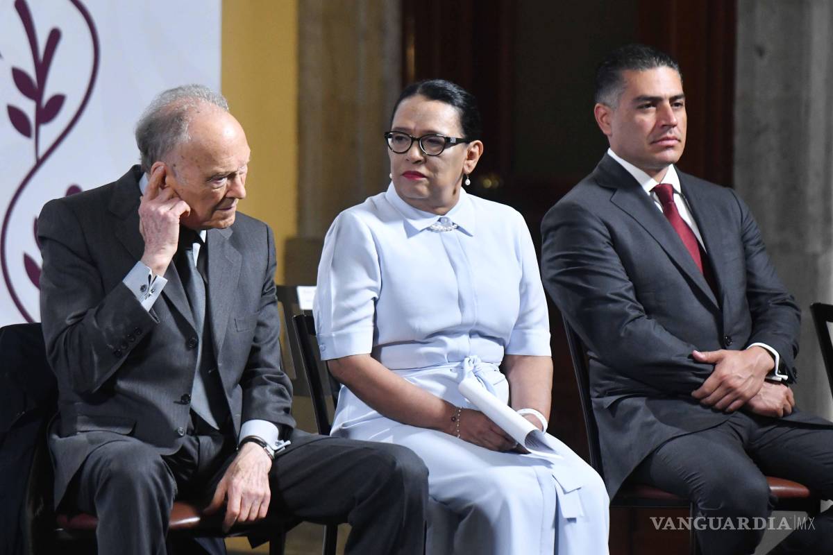 $!CIUDAD DE MÉXICO, 22ABRIL2025.- Alejandro Gertz Manero, fiscal general de la República; Rosa Icela Rodríguez Velázquez, secretaria de Gobernación, y Omar García Harfuch, secretario de Seguridad y Protección Ciudadana, durante la conferencia matutina realizada en Palacio Nacional. FOTO: MARIO JASSO/CUARTOSCURO.COM