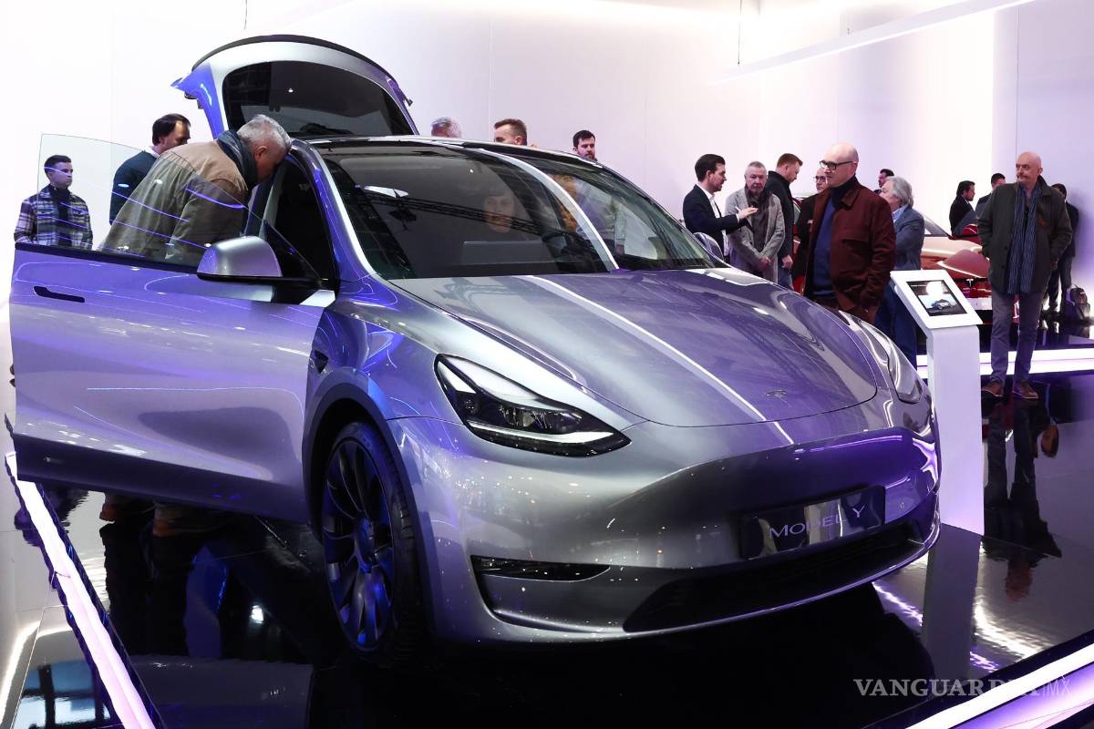$!Un Model Y de la empresa automotriz estadounidense Tesla durante la inauguración del Salón del Automóvil de Bruselas 2023, en Bruselas, Bélgica.