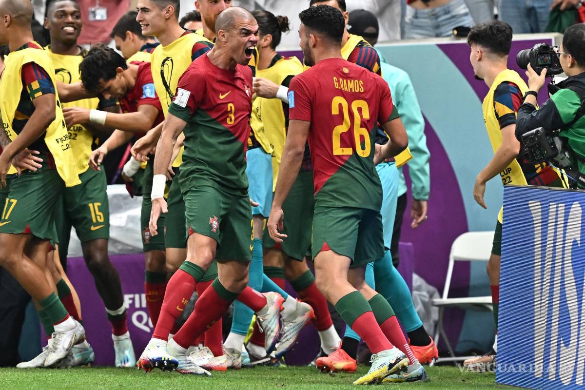 $!Pepe anotó el 2-0 para Portugal con un remate de cabeza.