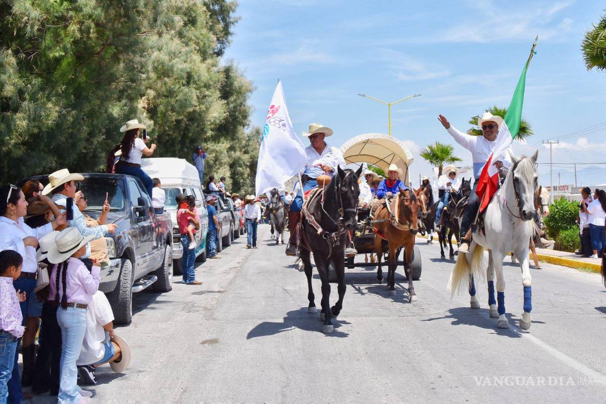$!El alcalde Víctor Manuel Leija Vega encabezó el contingente y destacó la importancia de preservar las tradiciones rurales.