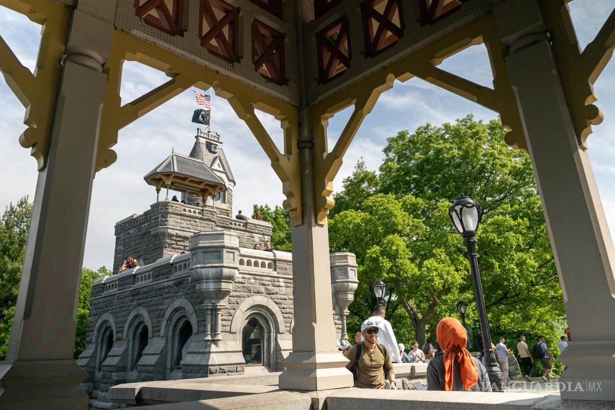 $!Visitantes se toman fotografias en el Castillo Belvedere en el parque urbano Central Park de Nueva York.