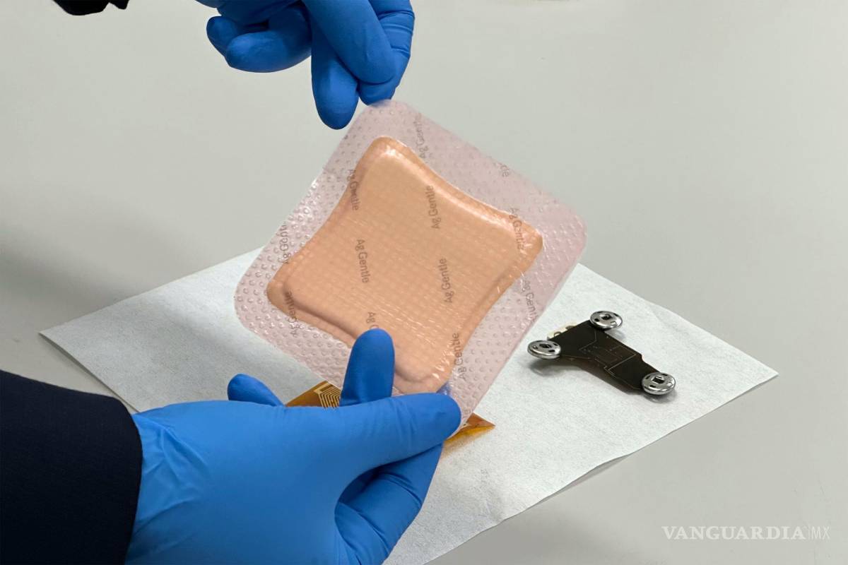 $!Vendaje autoadhesivo (primer plano) que forma parte del dispositivo ECG.