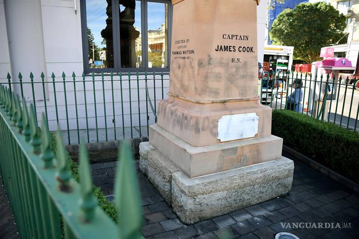 $!Monumentos y estatuas son víctimas de la ira y las protestas antirracistas en todo el mundo (fotos)