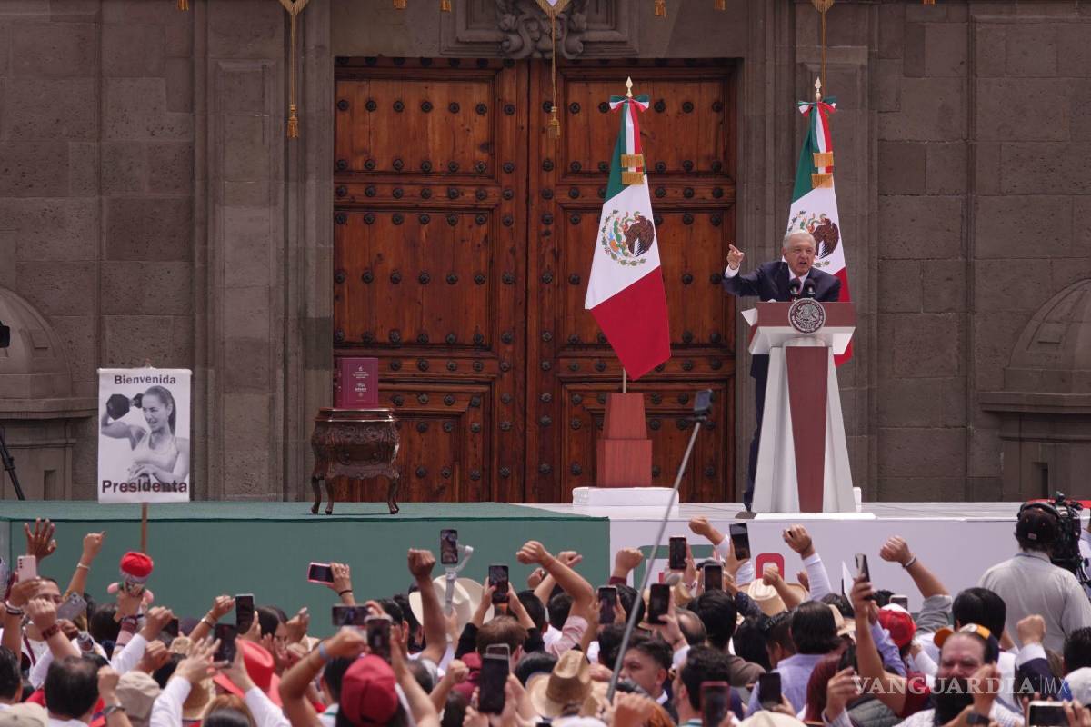 AMLO hace consulta a mano alzada sobre reforma judicial en pleno Sexto Informe de Gobierno