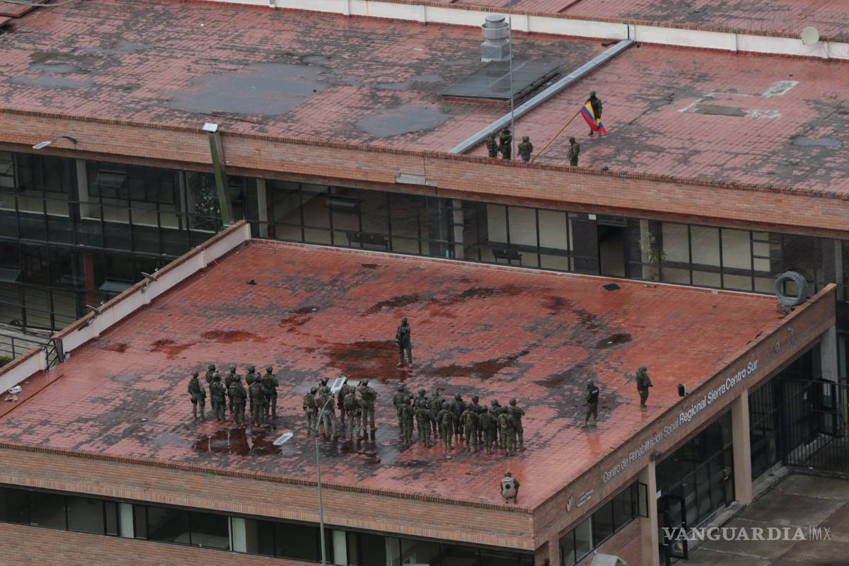 $!Fotografía de la cárcel del Turi mientras militares y policías buscan retomar el control del centro penitenciario en Cuenca (Ecuador).