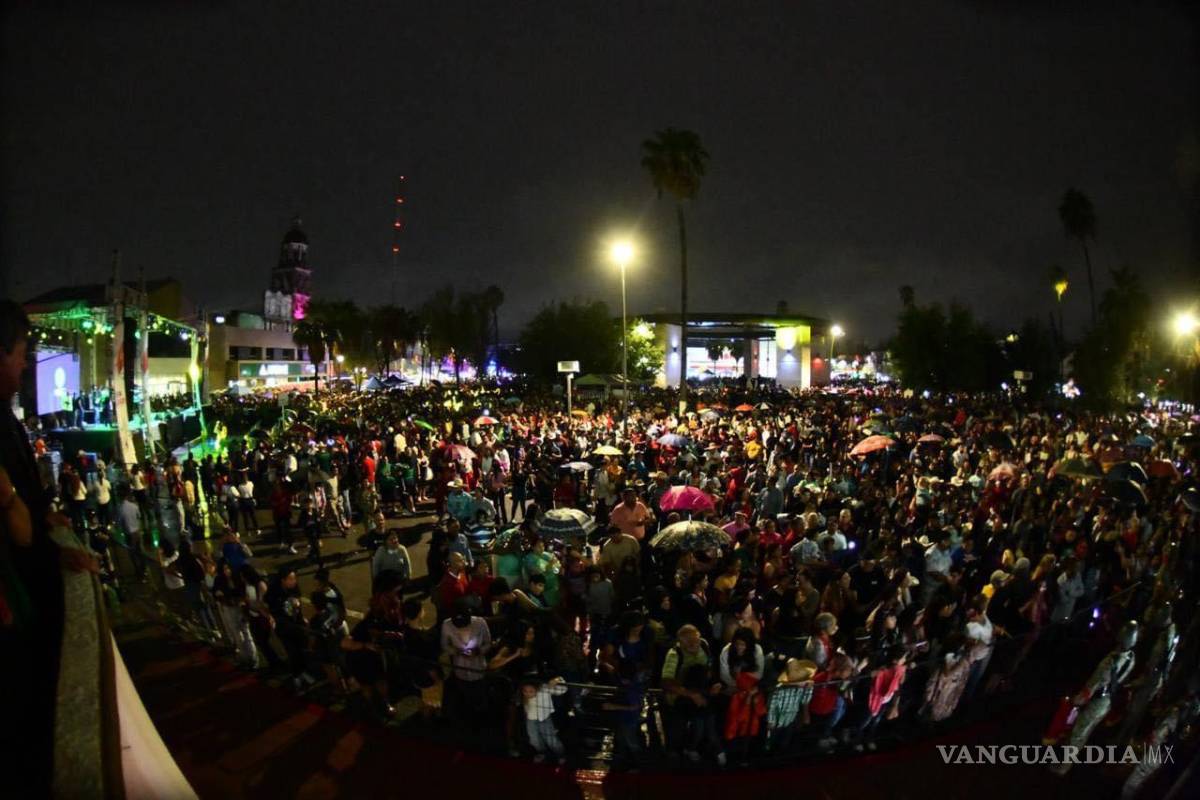 A pesar de la lluvia, miles de monclovenses dieron el Grito de Independencia