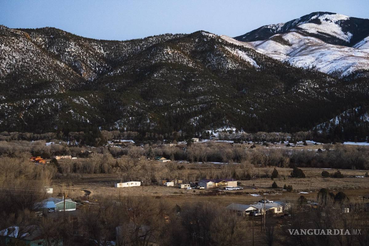 $!El pueblo de Questa, Nuevo México, en las cumbres nevadas de las montañas Sangre de Cristo.