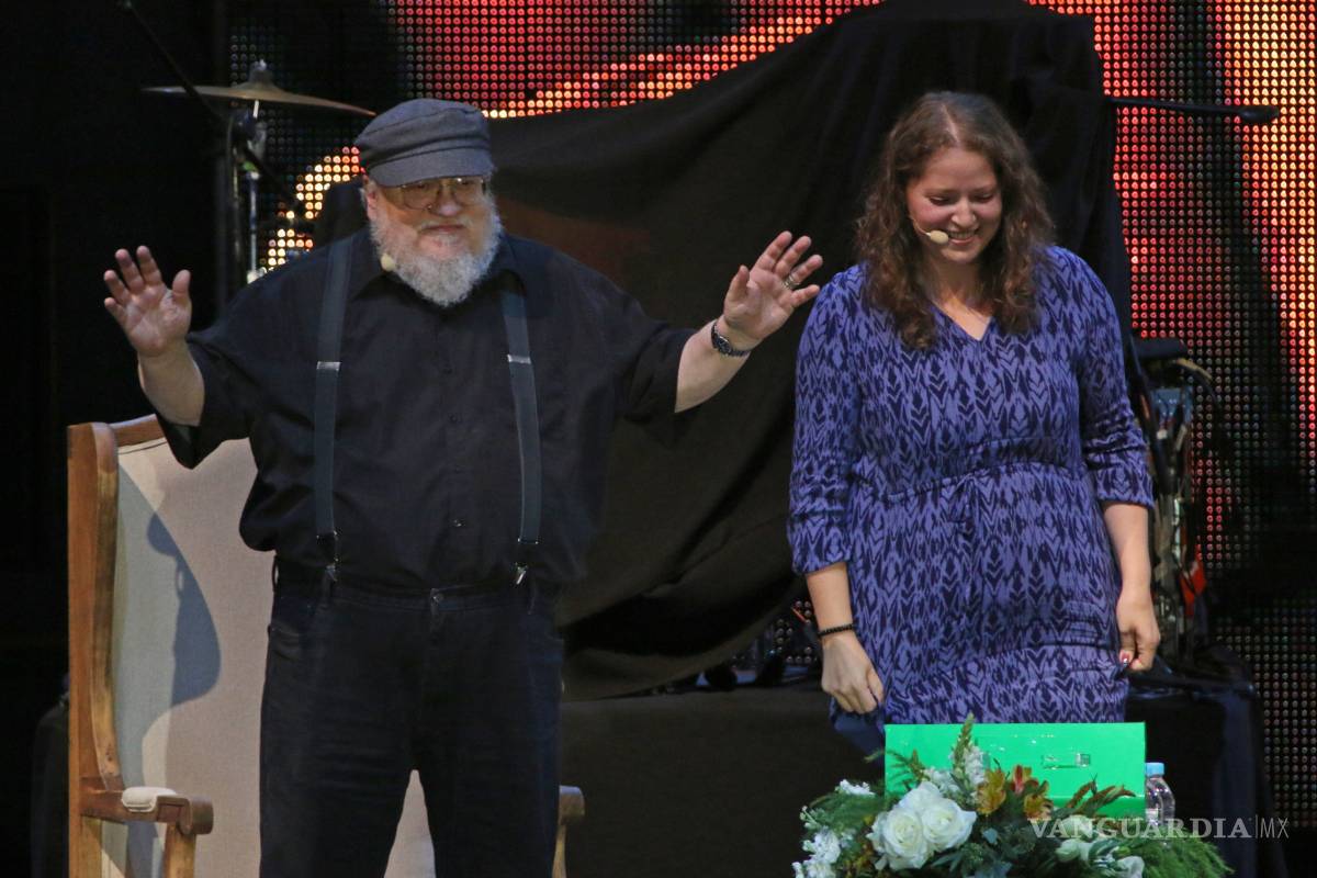 $!George R.R. Martin se sienta en el trono de Guadalajara