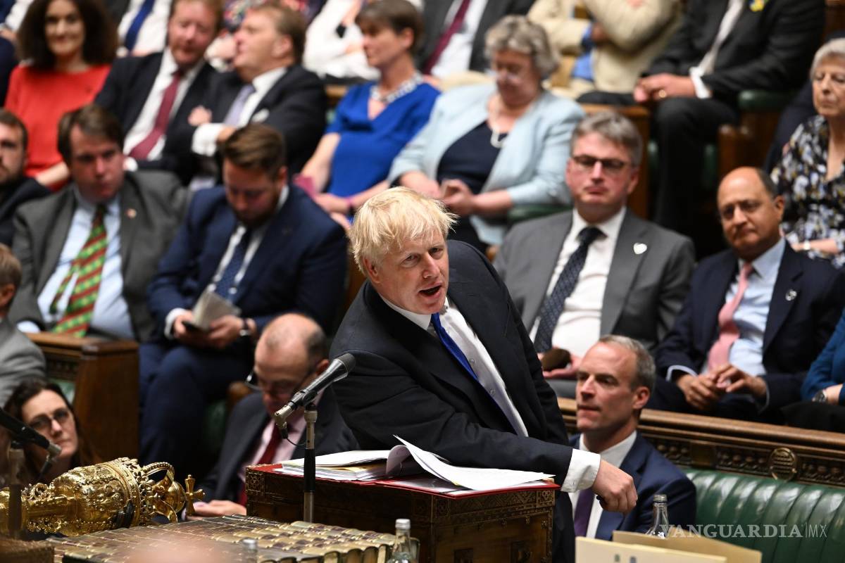 $!Boris Johnson responde preguntas en la Cámara de los Comunes el 6 de julio del 2022 en Londres.