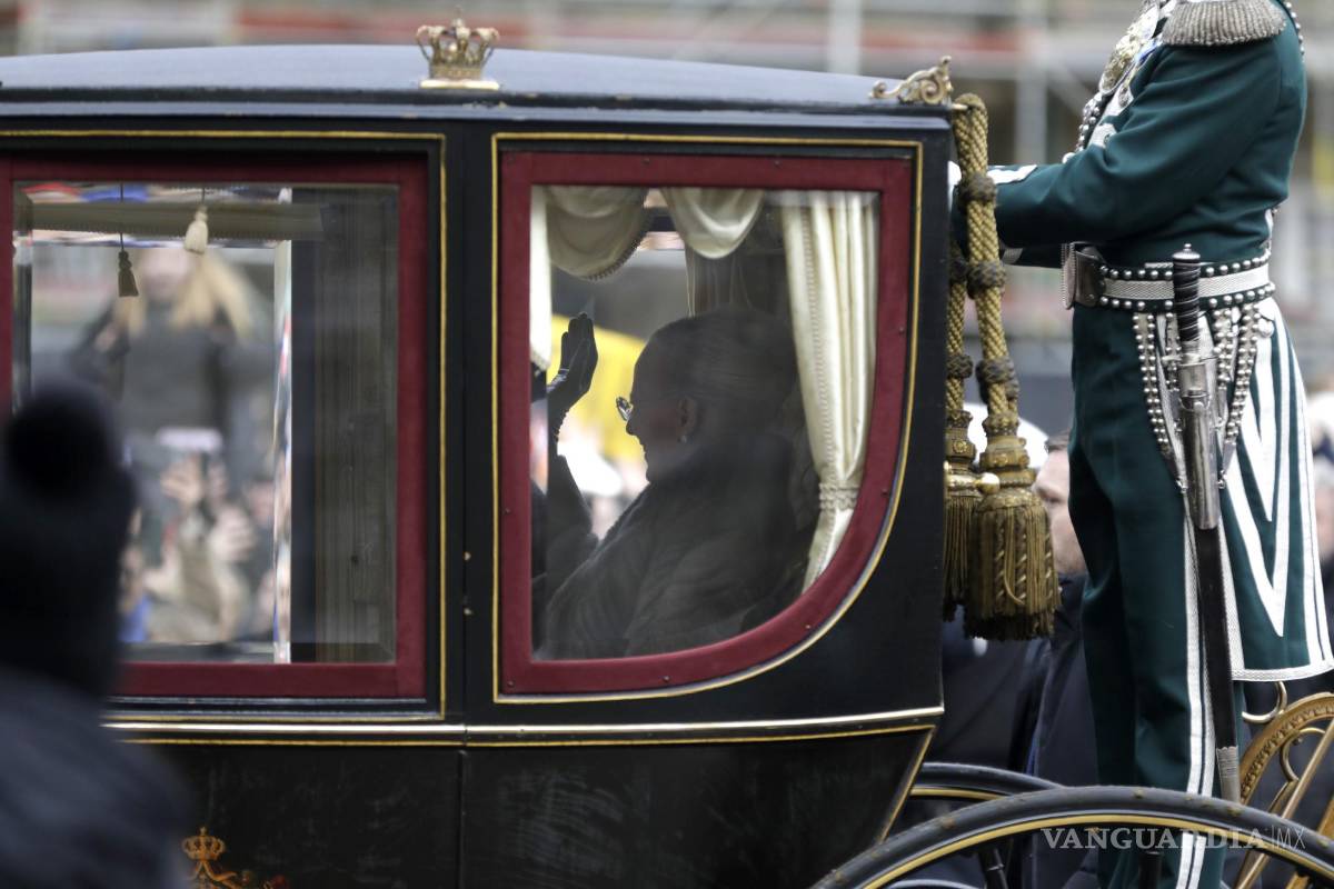 $!Margarita II, quien conserva el título de reina y la función de regenta interina, abandonó el castillo en coche.