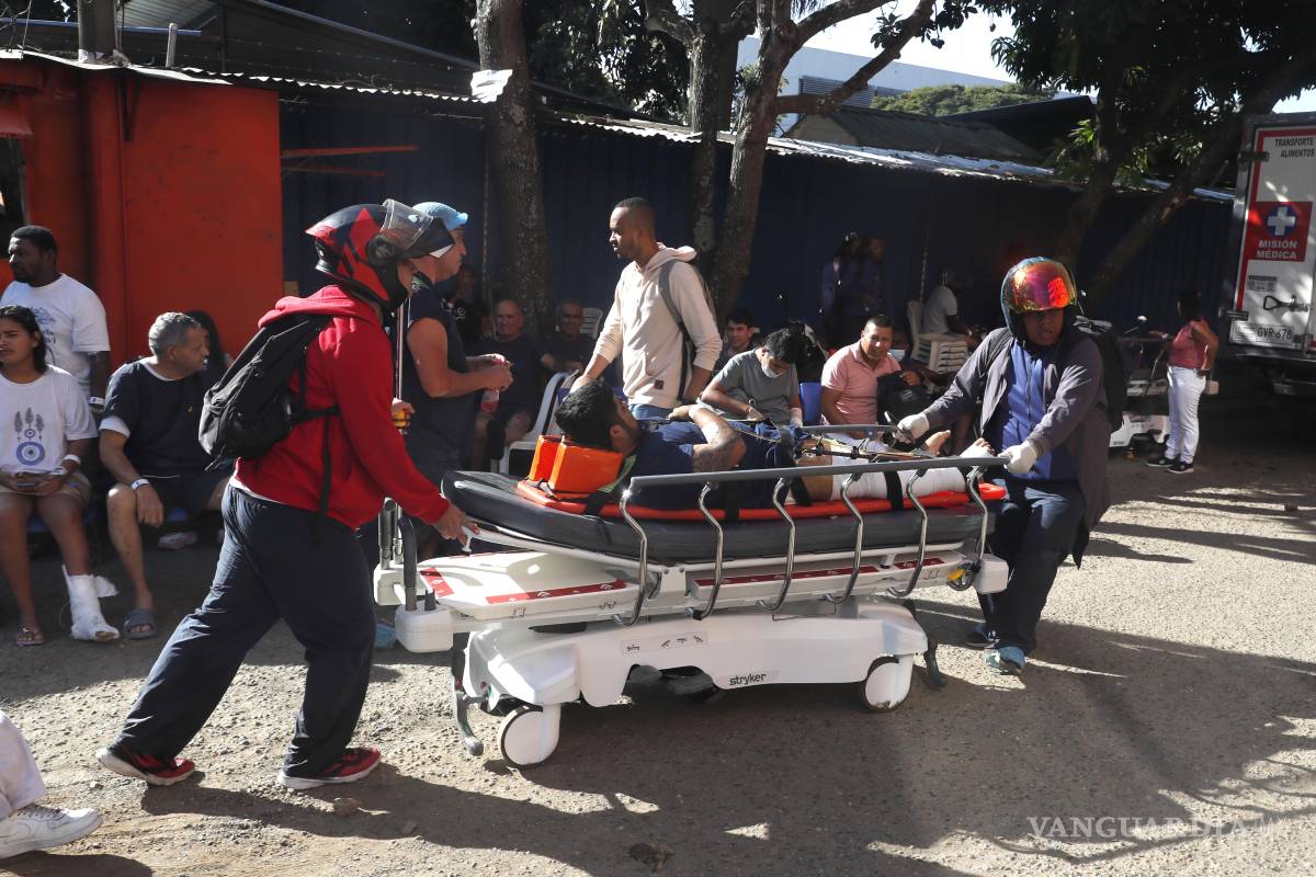 $!AME7690. CALI (COLOMBIA), 10/08/2026.- Pacientes son evacuados de una clínica tras el terremoto de magnitud 7,4 este lunes, en Cali (Colombia). El Gobierno colombiano declaró la situación de desastre nacional por el terremoto que deja al menos 71 personas fallecidas en el país, 29 de ellas en ciudades capitales. EFE/ Ernesto Guzmán