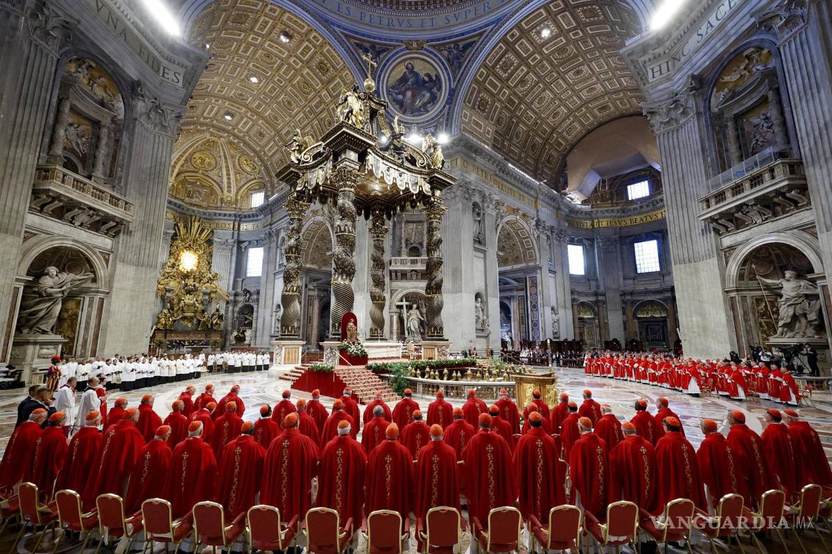 $!Cardenales asisten a la Misa de V Novemdiale en memoria del difunto Papa Francisco en la Basílica de San Pedro, Ciudad del Vaticano.