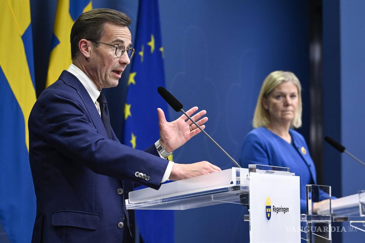 $!La primera ministra de Suecia, Magdalena Andersson (d), y el líder del Partido Moderado, Ulf Kristersson (i), dan una conferencia de prensa en Estocolmo, Suecia.