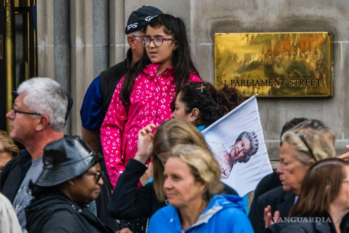 $!La gente espera antes de la procesión para llevar el cuerpo de la difunta reina Isabel II de Gran Bretaña desde el Palacio de Buckingham hasta Westminster Hall.