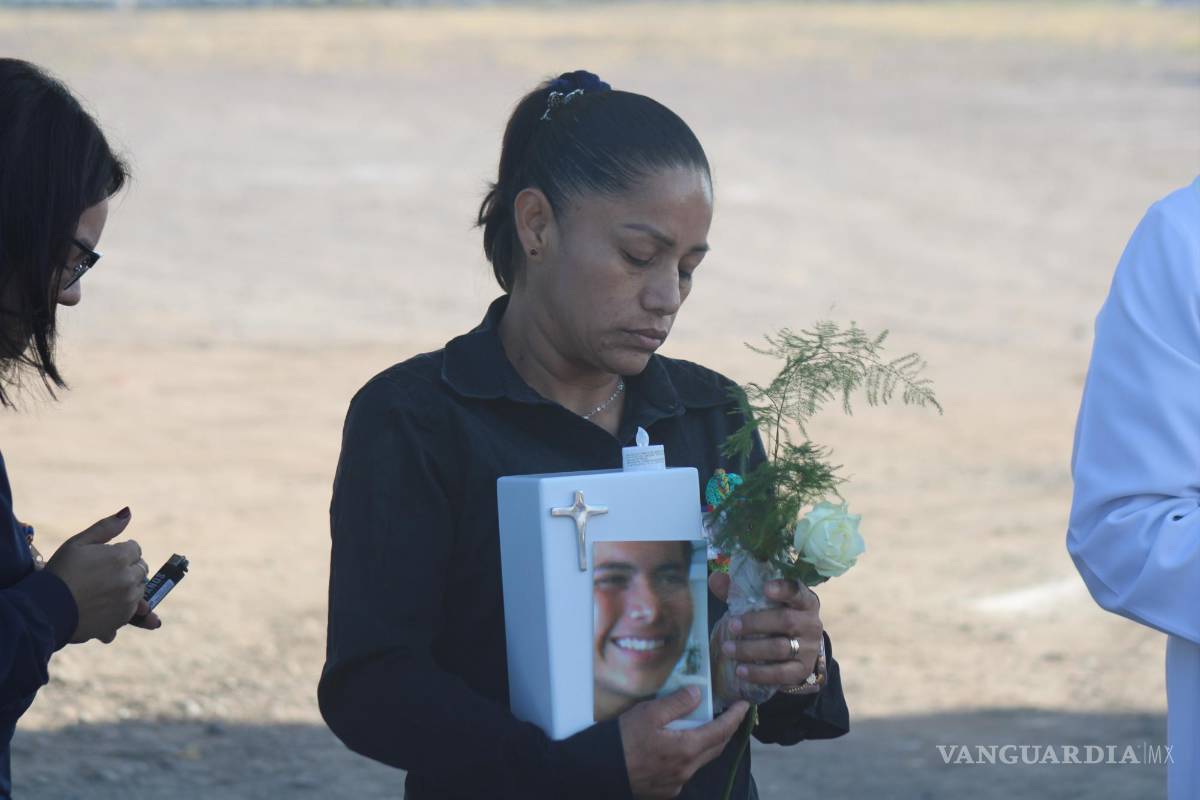 $!Resignada a que no encuentren el cuerpo de su hijo, Marcela quemó algunas de sus pertenencias y las depositó en una urna blanca para poder llevar a cabo su duelo.