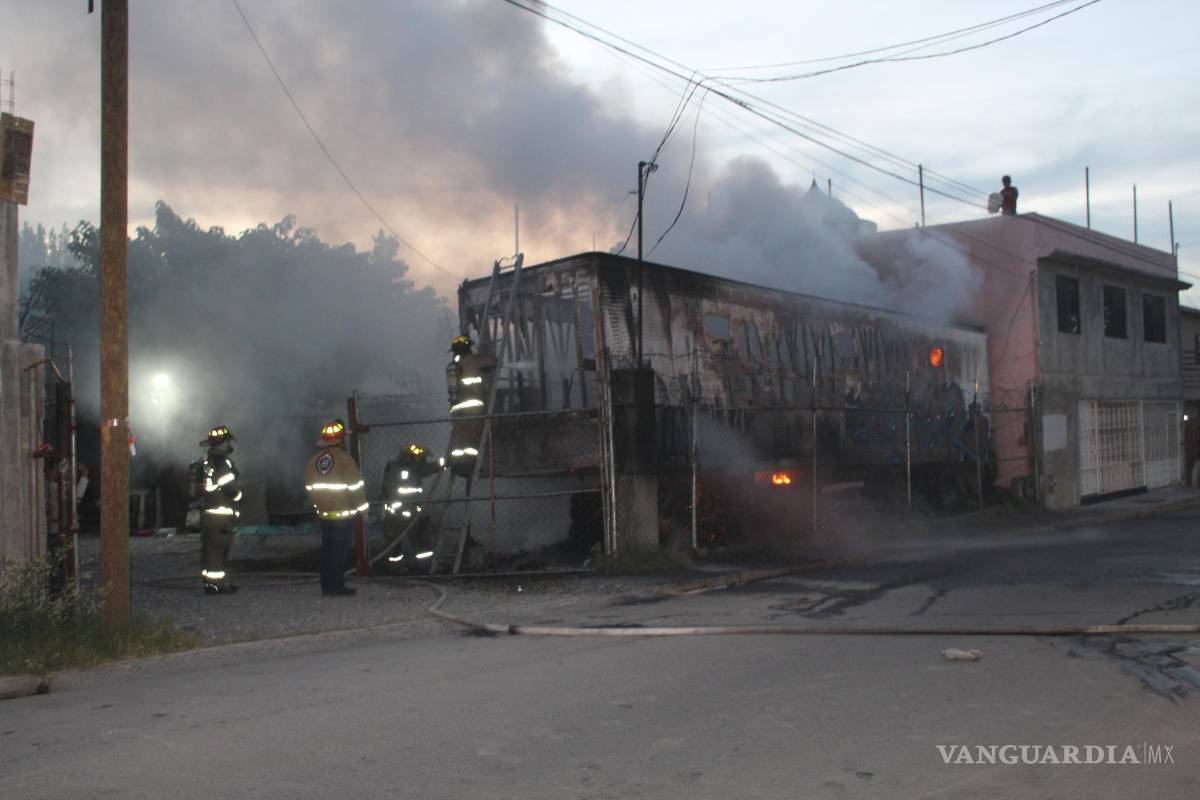 Incendio consume caja de tráiler en la Vista Hermosa, en Saltillo