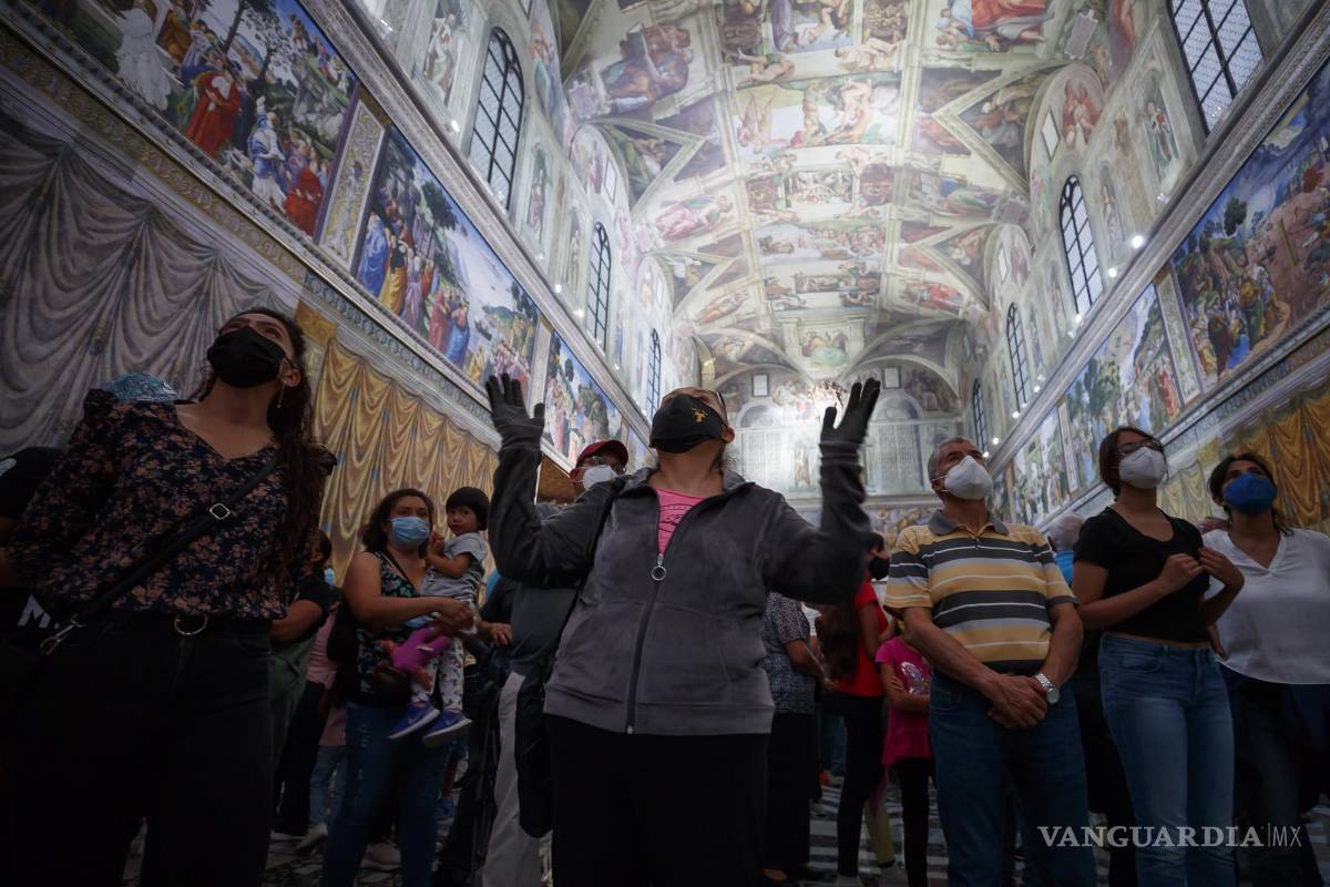 $!Personas visitan una réplica de la Capilla Sixtina en el Zócalo en Ciudad de México (México).