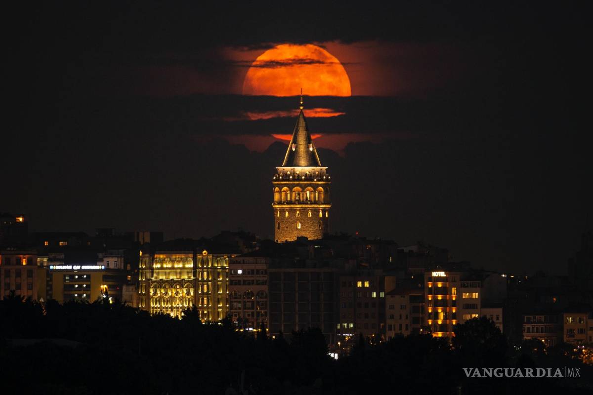 $!Una superluna se eleva detrás de la Torre de Gálata en Estambul, Turquía. Durante un fenómeno conocido como la “ Strawberry Moon”.