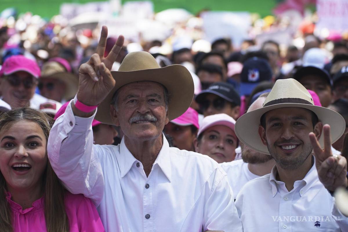 $!El expresidente Vicente Fox marcha en apoyo al INE mientras el presidente Andrés Manuel López Obrador presiona para reformarlo, en la Ciudad de México.