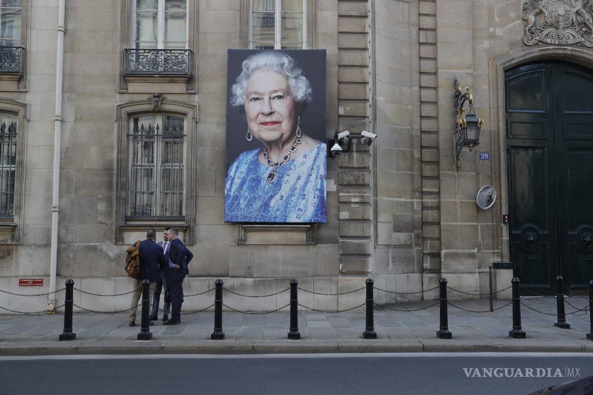 $![Paris (France), 08/09/2022.- A portrait of Britain's Queen Elizabeth II hangs outside the British][2022, Britain's Queen Elizabeth II is under medical supervision at her Scottish estate, Balmoral Castle]