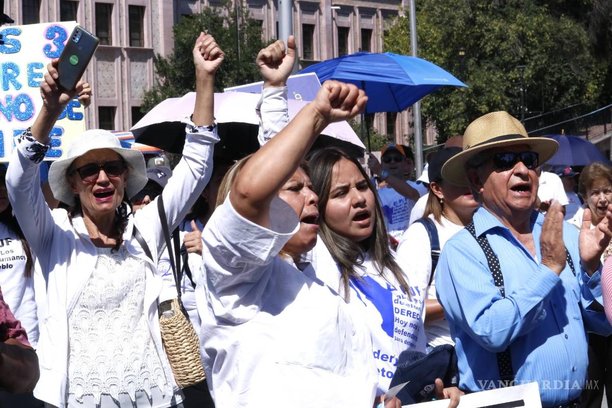 $!Dirigentes sindicales y trabajadores se prepararon para manifestarse en el Congreso de la Unión contra la desaparición de fideicomisos.
