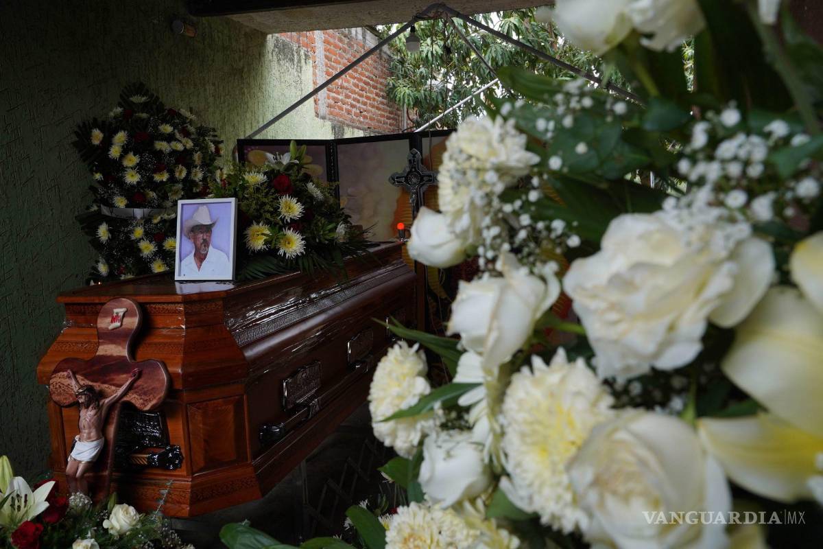 Realizan funeral de Hipólito Mora en La Ruana