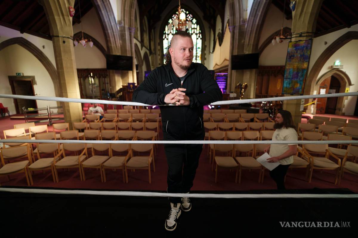 $!Gareth Angel Thompson, fundador del organismo de beneficencia Kingdom Wrestling, en la iglesia de San Pedro antes de lucha libre en Shipley, Reino Unido.