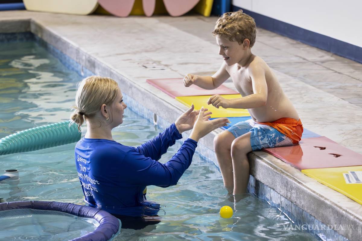 $!Todos los estudiantes de esa clase en la escuela de natación Small Fish Big Fish están en el espectro autista.